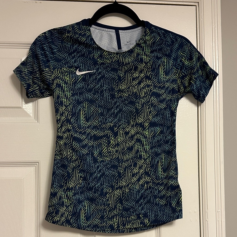 Nike Navy & Lime Graphic Tee – Sporty Everyday 🌟